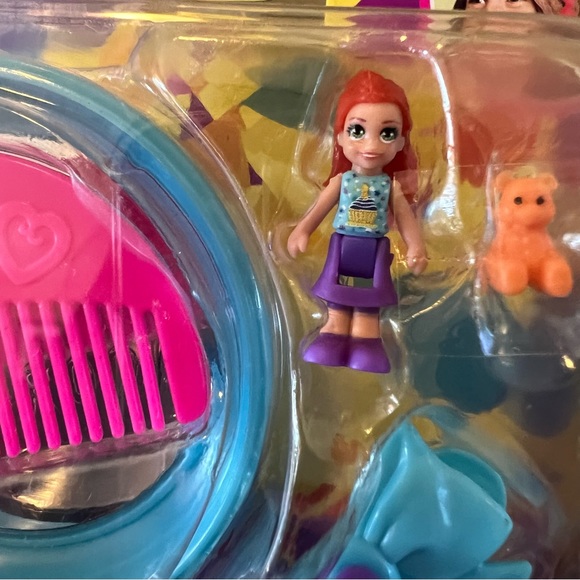Birthday Polly Pocket w/ compact, comb and hair clip - Picture 2 of 3